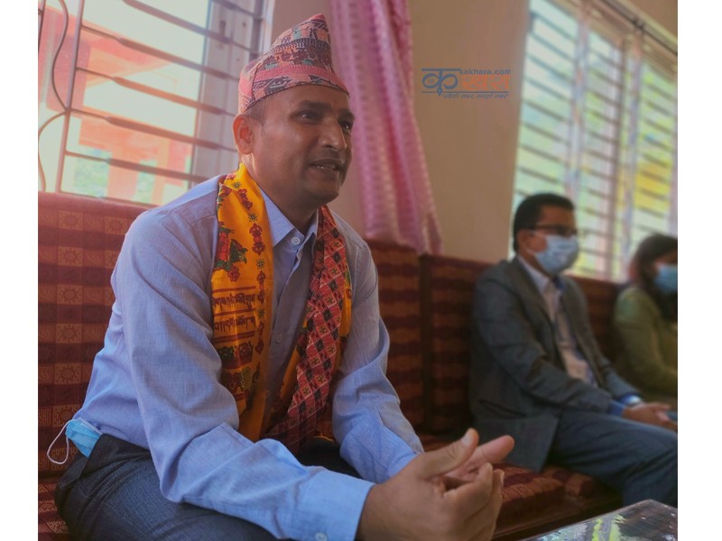 रूकुम पश्चिमका कर्मचारीलाई मन्त्री शर्माको निर्देशन छिटो काम गर्नुहोस् 